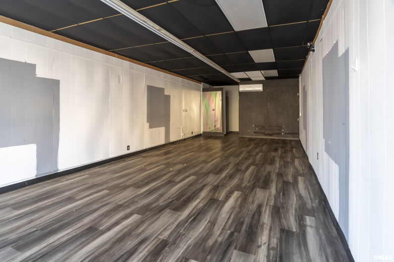 300 ILLINOIS Avenue, Carbondale, Illinois 62901, 0 , 0 ,0,Commercial Sale,For Sale,ILLINOIS,0,RMAEB456463