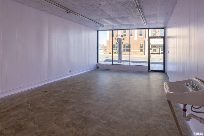300 ILLINOIS Avenue, Carbondale, Illinois 62901, 0 , 0 ,0,Commercial Sale,For Sale,ILLINOIS,0,RMAEB456463