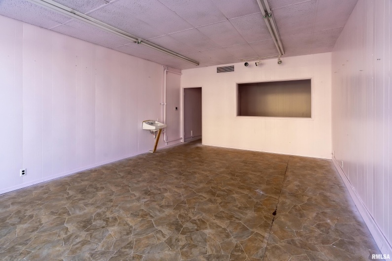 300 ILLINOIS Avenue, Carbondale, Illinois 62901, 0 , 0 ,0,Commercial Sale,For Sale,ILLINOIS,0,RMAEB456463