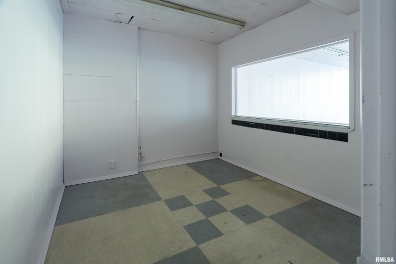 300 ILLINOIS Avenue, Carbondale, Illinois 62901, 0 , 0 ,0,Commercial Sale,For Sale,ILLINOIS,0,RMAEB456463