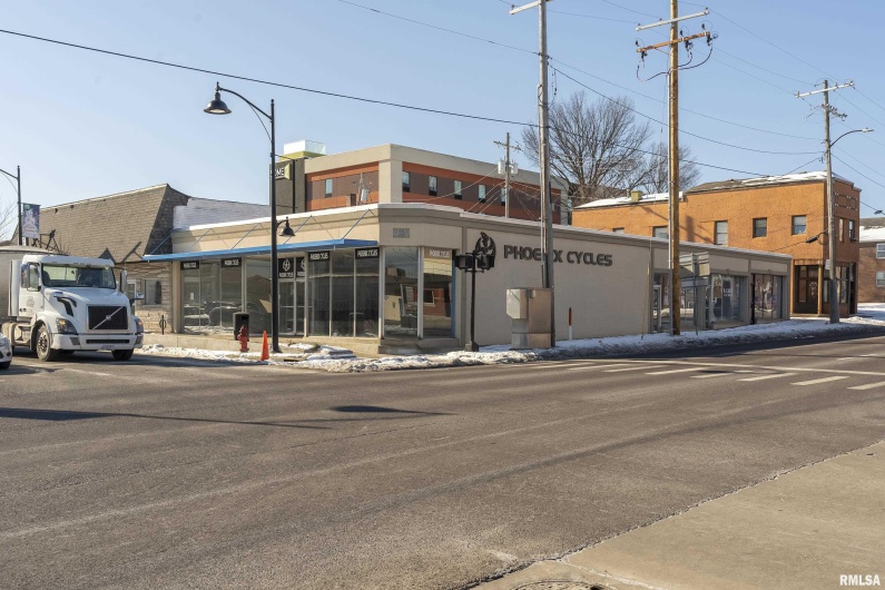 300 ILLINOIS Avenue, Carbondale, Illinois 62901, 0 , 0 ,0,Commercial Sale,For Sale,ILLINOIS,0,RMAEB456463