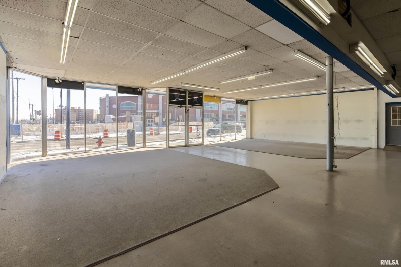 300 ILLINOIS Avenue, Carbondale, Illinois 62901, 0 , 0 ,0,Commercial Sale,For Sale,ILLINOIS,0,RMAEB456463