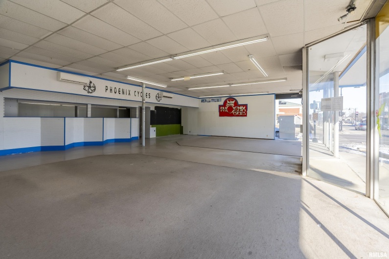 300 ILLINOIS Avenue, Carbondale, Illinois 62901, 0 , 0 ,0,Commercial Sale,For Sale,ILLINOIS,0,RMAEB456463
