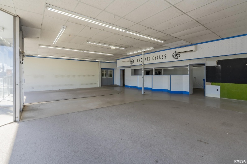 300 ILLINOIS Avenue, Carbondale, Illinois 62901, 0 , 0 ,0,Commercial Sale,For Sale,ILLINOIS,0,RMAEB456463