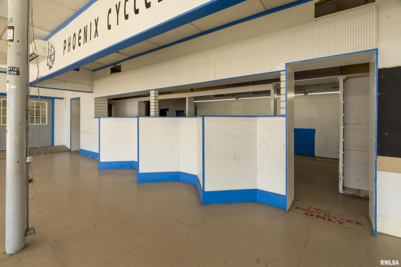 300 ILLINOIS Avenue, Carbondale, Illinois 62901, 0 , 0 ,0,Commercial Sale,For Sale,ILLINOIS,0,RMAEB456463
