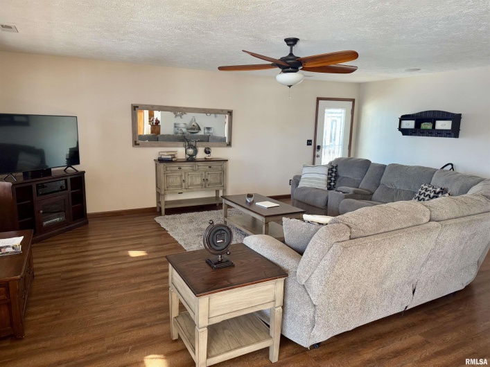 13549 Egypt Shores Drive, Creal Springs, Illinois 62922, 3 Bedrooms Bedrooms, 0 ,2 BathroomsBathrooms,Residential,For Sale,Egypt Shores,0,RMAEB456415
