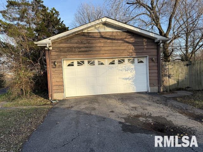 1500 Stotlar Street, Herrin, Illinois 62948, 3 Bedrooms Bedrooms, 0 ,2 BathroomsBathrooms,Residential,For Sale,Stotlar,0,RMAEB456243