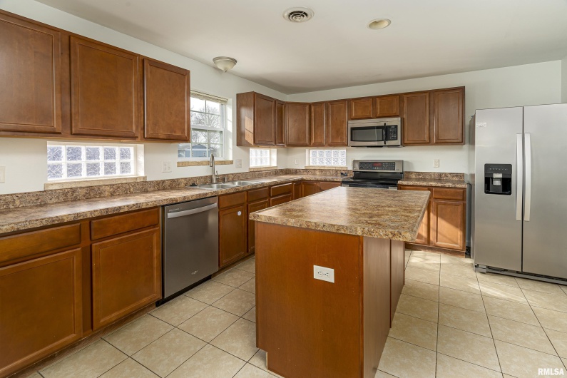 208 TOWNHOUSE Drive, Carterville, Illinois 62918, 4 Bedrooms Bedrooms, 0 ,2 BathroomsBathrooms,Residential,For Sale,TOWNHOUSE,0,RMAEB456507