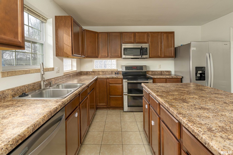208 TOWNHOUSE Drive, Carterville, Illinois 62918, 4 Bedrooms Bedrooms, 0 ,2 BathroomsBathrooms,Residential,For Sale,TOWNHOUSE,0,RMAEB456507