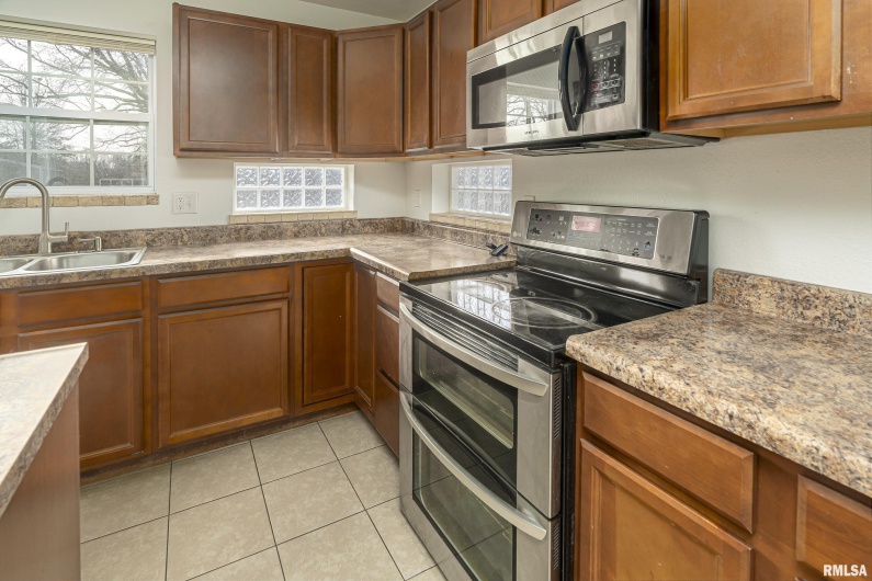 208 TOWNHOUSE Drive, Carterville, Illinois 62918, 4 Bedrooms Bedrooms, 0 ,2 BathroomsBathrooms,Residential,For Sale,TOWNHOUSE,0,RMAEB456507