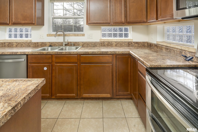 208 TOWNHOUSE Drive, Carterville, Illinois 62918, 4 Bedrooms Bedrooms, 0 ,2 BathroomsBathrooms,Residential,For Sale,TOWNHOUSE,0,RMAEB456507