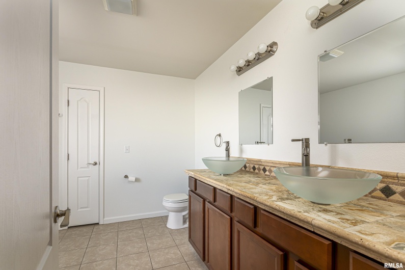 208 TOWNHOUSE Drive, Carterville, Illinois 62918, 4 Bedrooms Bedrooms, 0 ,2 BathroomsBathrooms,Residential,For Sale,TOWNHOUSE,0,RMAEB456507