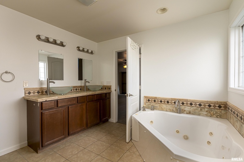 208 TOWNHOUSE Drive, Carterville, Illinois 62918, 4 Bedrooms Bedrooms, 0 ,2 BathroomsBathrooms,Residential,For Sale,TOWNHOUSE,0,RMAEB456507