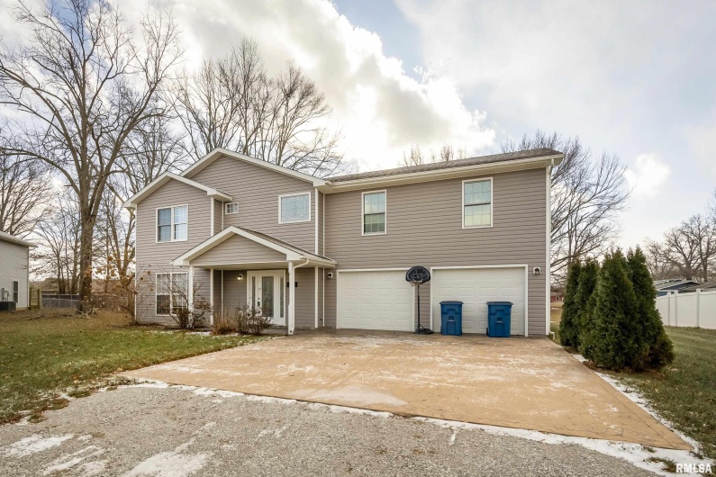 208 TOWNHOUSE Drive, Carterville, Illinois 62918, 4 Bedrooms Bedrooms, 0 ,2 BathroomsBathrooms,Residential,For Sale,TOWNHOUSE,0,RMAEB456507