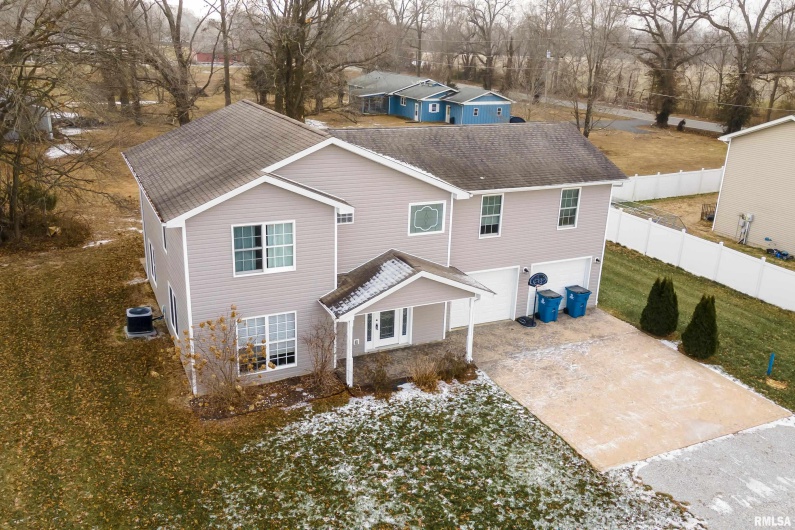 208 TOWNHOUSE Drive, Carterville, Illinois 62918, 4 Bedrooms Bedrooms, 0 ,2 BathroomsBathrooms,Residential,For Sale,TOWNHOUSE,0,RMAEB456507