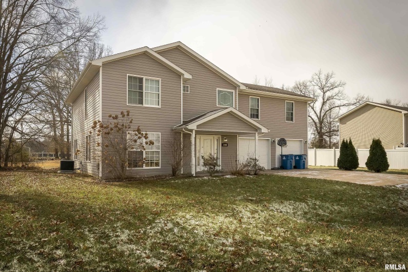 208 TOWNHOUSE Drive, Carterville, Illinois 62918, 4 Bedrooms Bedrooms, 0 ,2 BathroomsBathrooms,Residential,For Sale,TOWNHOUSE,0,RMAEB456507