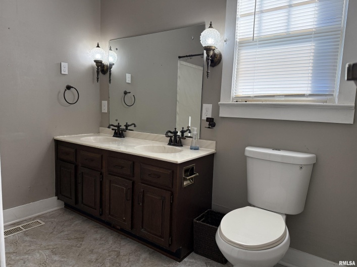 1812 NORTH Avenue, Metropolis, Illinois 62960, 3 Bedrooms Bedrooms, 0 ,2 BathroomsBathrooms,Residential,For Sale,NORTH,0,RMAEB456586