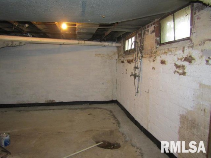 602 4TH Street, Rosiclare, Illinois 62982, 6 Bedrooms Bedrooms, 0 ,2 BathroomsBathrooms,Residential,For Sale,4TH,0,RMAEB456642