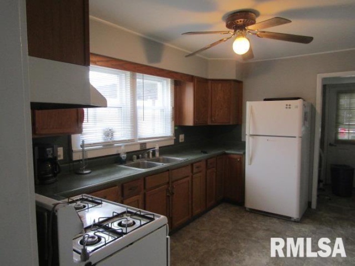 602 4TH Street, Rosiclare, Illinois 62982, 6 Bedrooms Bedrooms, 0 ,2 BathroomsBathrooms,Residential,For Sale,4TH,0,RMAEB456642