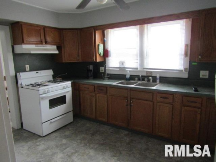 602 4TH Street, Rosiclare, Illinois 62982, 6 Bedrooms Bedrooms, 0 ,2 BathroomsBathrooms,Residential,For Sale,4TH,0,RMAEB456642
