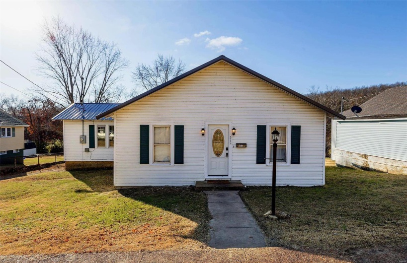 Bungalow with a front yard