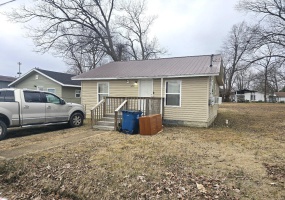 513 N. E Street, Poplar Bluff, Missouri 63901, 2 Bedrooms Bedrooms, 4 Rooms Rooms,1 BathroomBathrooms,Residential,For Sale,N. E,MAR25006541