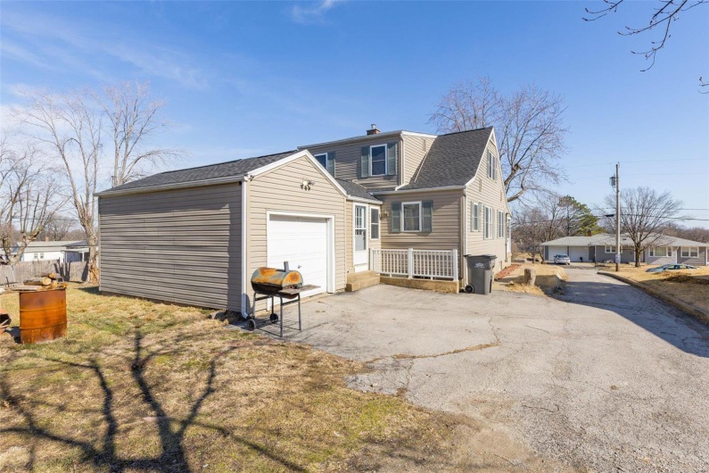 215 Virginia Street, Ste Genevieve, Missouri 63670, 4 Bedrooms Bedrooms, 13 Rooms Rooms,2 BathroomsBathrooms,Residential,For Sale,Virginia Street,MAR25005950