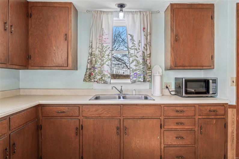 215 Virginia Street, Ste Genevieve, Missouri 63670, 4 Bedrooms Bedrooms, 13 Rooms Rooms,2 BathroomsBathrooms,Residential,For Sale,Virginia Street,MAR25005950