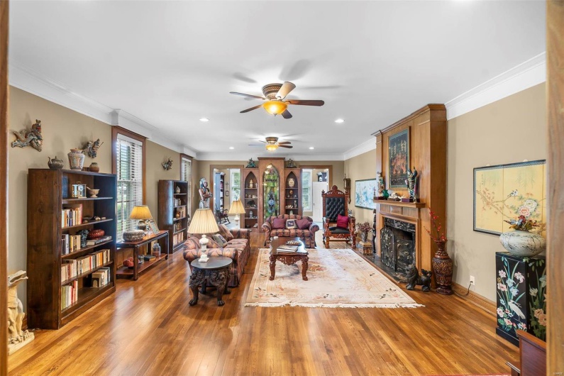 Living room featuring crown molding, plenty of natural light, and hardwood / wood-style floors