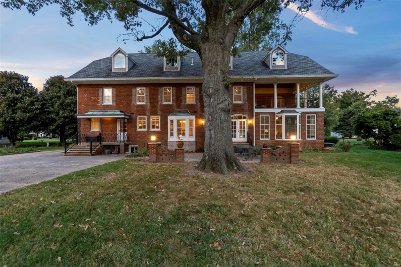 View of front of property featuring a lawn