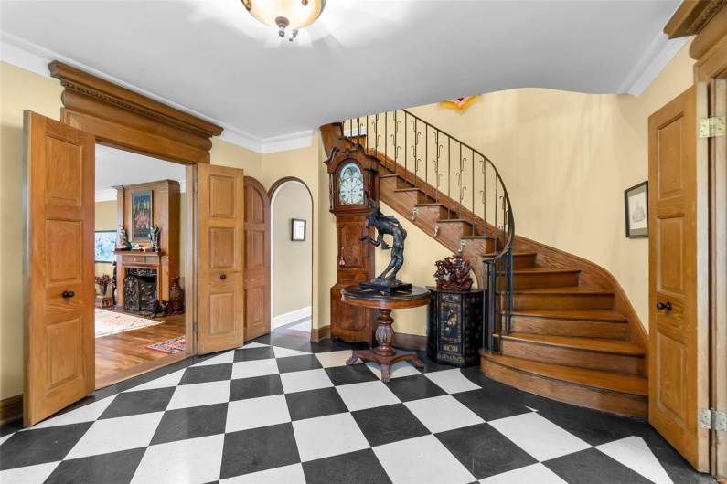 Foyer with ornamental molding