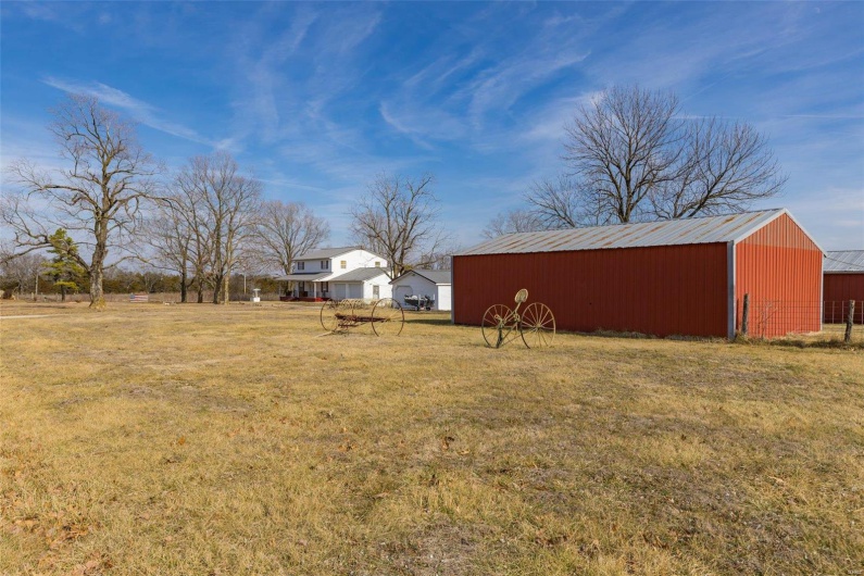 View of yard featuring an outbuilding