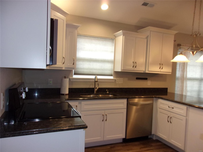 70 Pecan Tree Lane, Farmington, Missouri 63640, 2 Bedrooms Bedrooms, 5 Rooms Rooms,2 BathroomsBathrooms,Residential,For Sale,Pecan Tree,MAR25005834