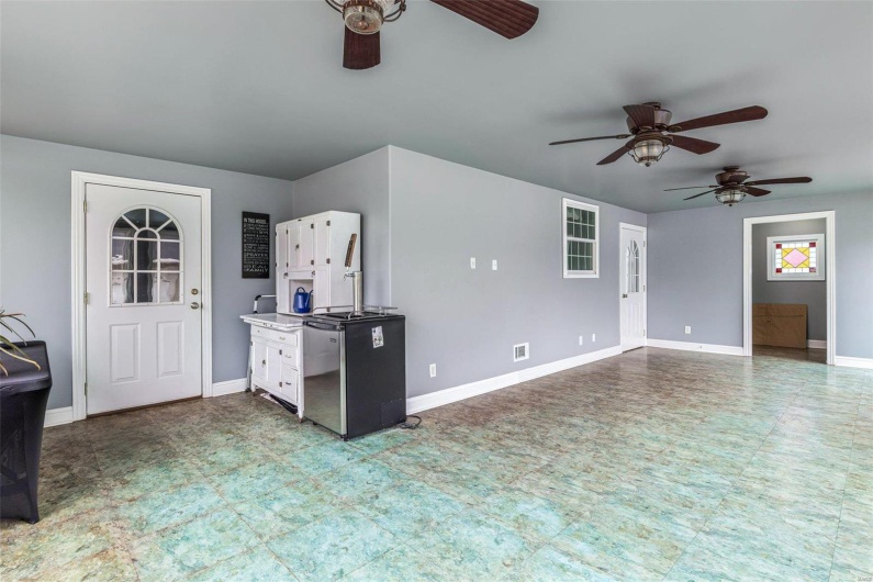 Sunroom with ceiling fan