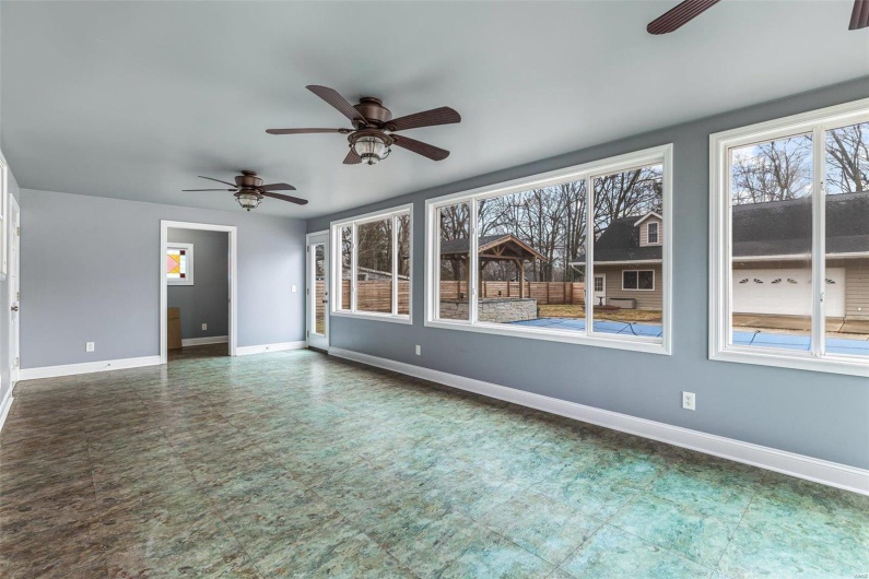 Sunroom with ceiling fan