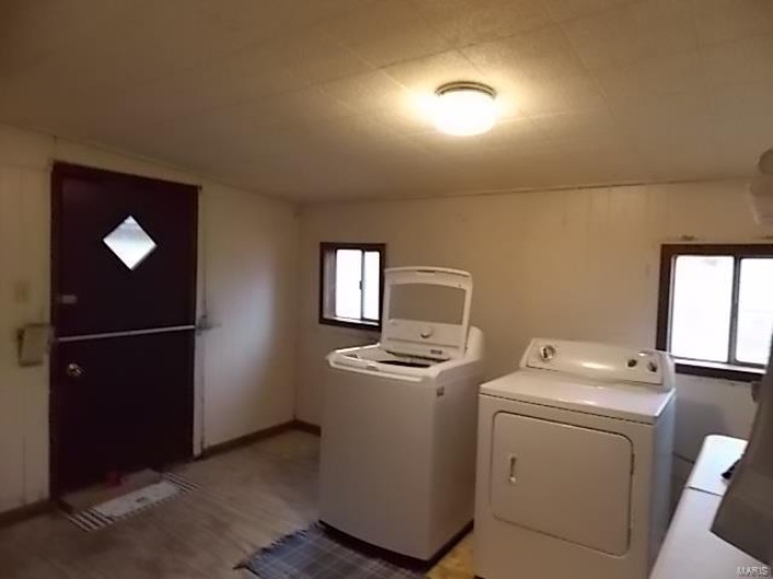 Washroom with independent washer and dryer