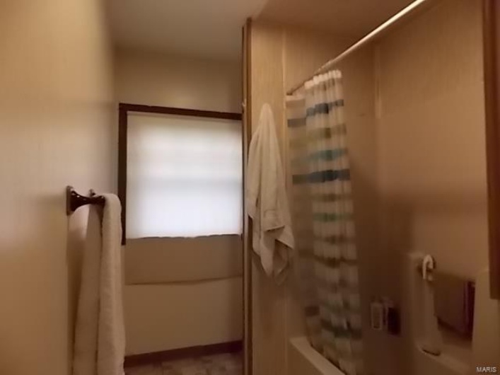Bathroom with shower / tub combo with curtain