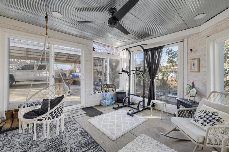 Sunroom featuring ceiling fan