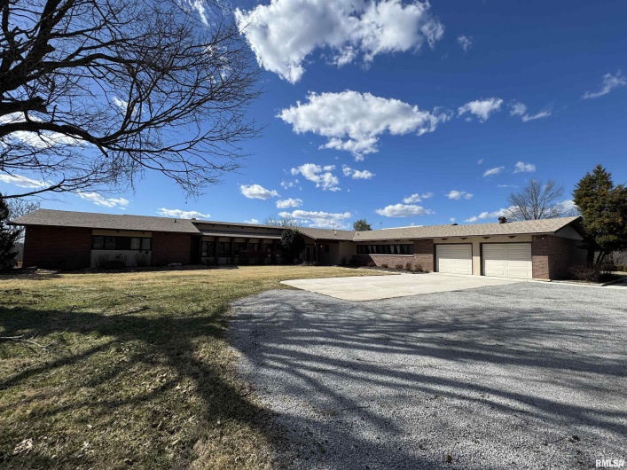 800 GREEN Street, Anna, Illinois 62906-0000, 3 Bedrooms Bedrooms, 0 ,4 BathroomsBathrooms,Residential,For Sale,GREEN,0,RMAEB456751