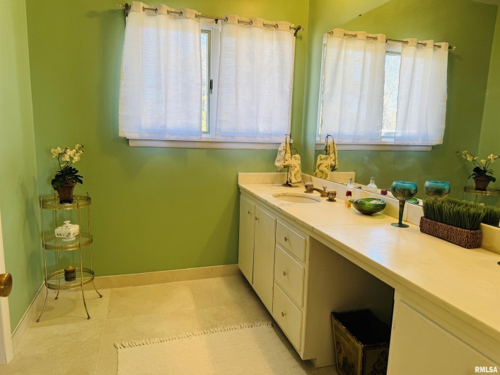 800 GREEN Street, Anna, Illinois 62906-0000, 3 Bedrooms Bedrooms, 0 ,4 BathroomsBathrooms,Residential,For Sale,GREEN,0,RMAEB456751