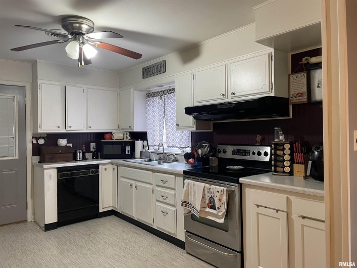 217 APPLE Lane, Anna, Illinois 62906, 3 Bedrooms Bedrooms, 0 ,3 BathroomsBathrooms,Residential,For Sale,APPLE,0,RMAEB456753
