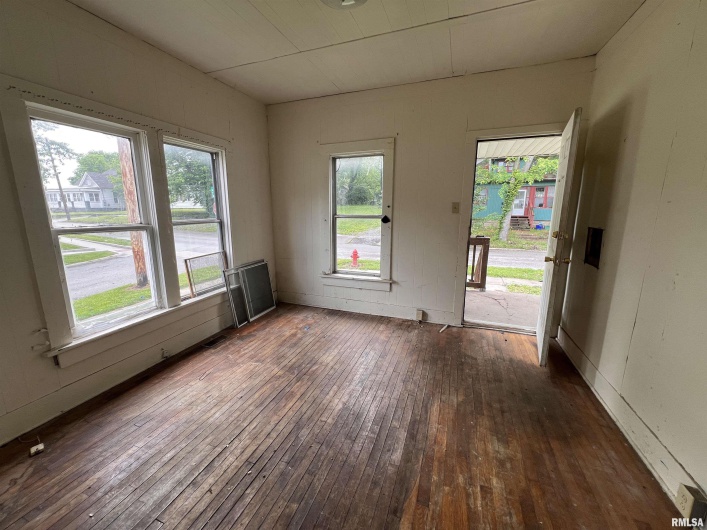 414 SYCAMORE Street, Carbondale, Illinois 62901, 0 , 0 ,0,Residential Income,For Sale,SYCAMORE,0,RMAEB452113