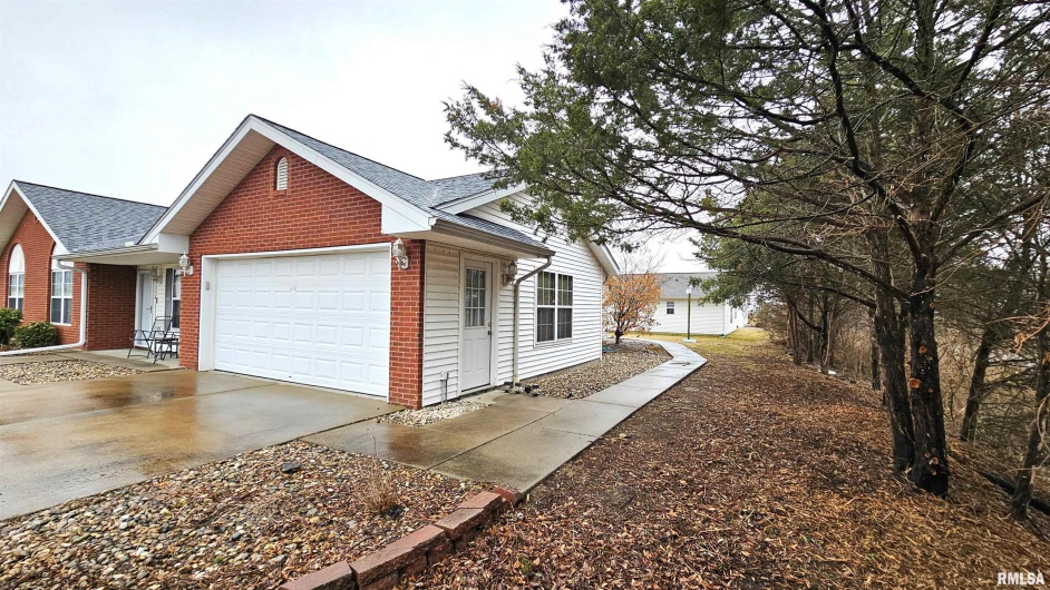 3211 CHEROKEE Drive, Marion, Illinois 62959, 2 Bedrooms Bedrooms, 0 ,2 BathroomsBathrooms,Residential,For Sale,CHEROKEE,0,RMAEB456761