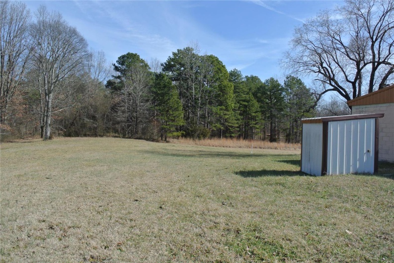 View of yard with a storage shed