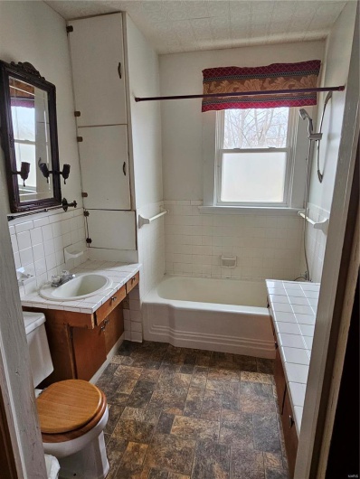 Full bathroom featuring tasteful backsplash, vanity, shower / bathtub combination, and toilet