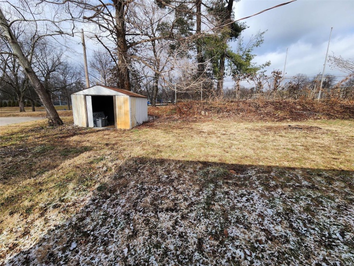 View of yard featuring a storage shed