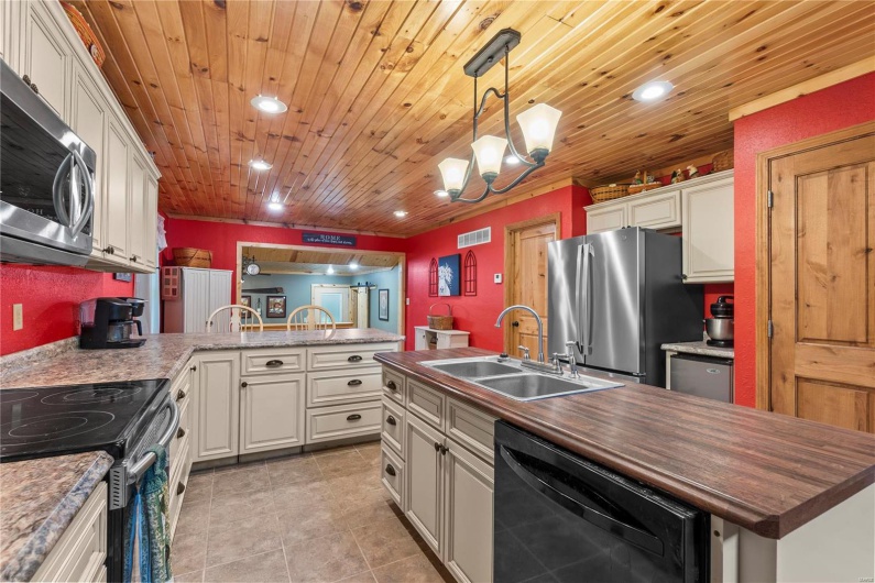 1053 Erie Trail Drive, Perryville, Missouri 63775, 3 Bedrooms Bedrooms, 7 Rooms Rooms,2 BathroomsBathrooms,Residential,For Sale,Erie Trail,MAR25008753