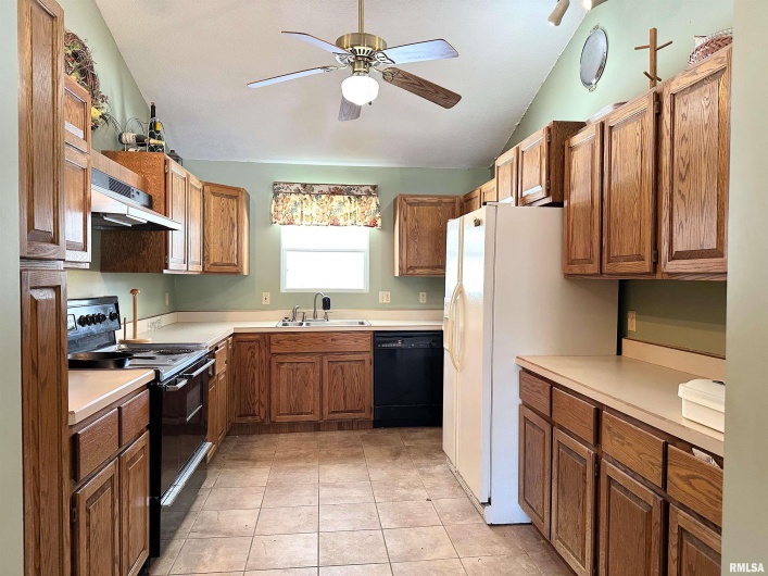 1925 MURPHY Road, Creal Springs, Illinois 62922, 4 Bedrooms Bedrooms, 0 ,2 BathroomsBathrooms,Residential,For Sale,MURPHY,0,RMAEB456793