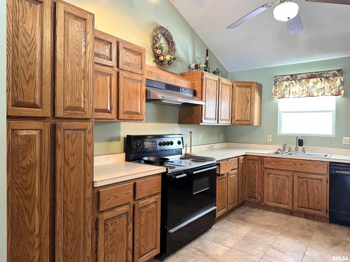 1925 MURPHY Road, Creal Springs, Illinois 62922, 4 Bedrooms Bedrooms, 0 ,2 BathroomsBathrooms,Residential,For Sale,MURPHY,0,RMAEB456793