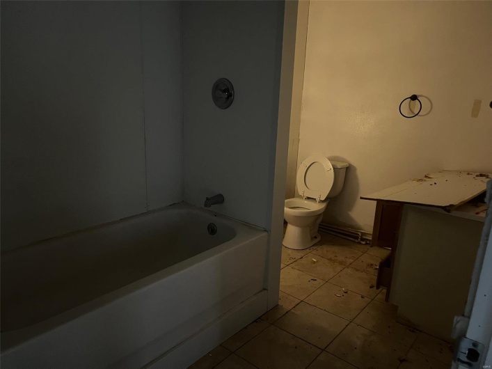 Apartment full bathroom
